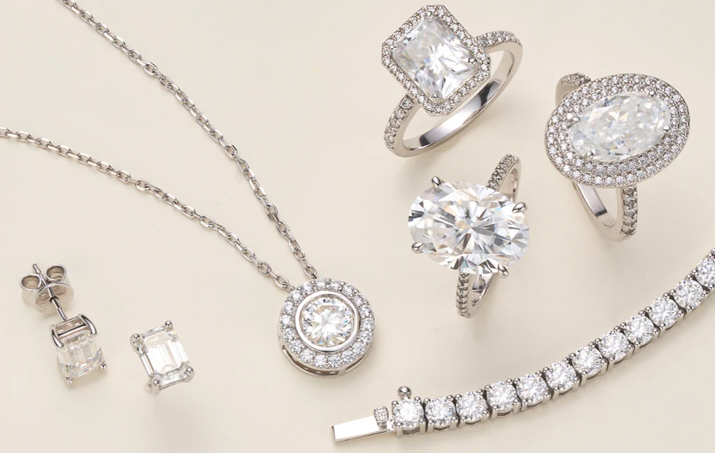 How to Style Jewelry for a Romantic Dinner