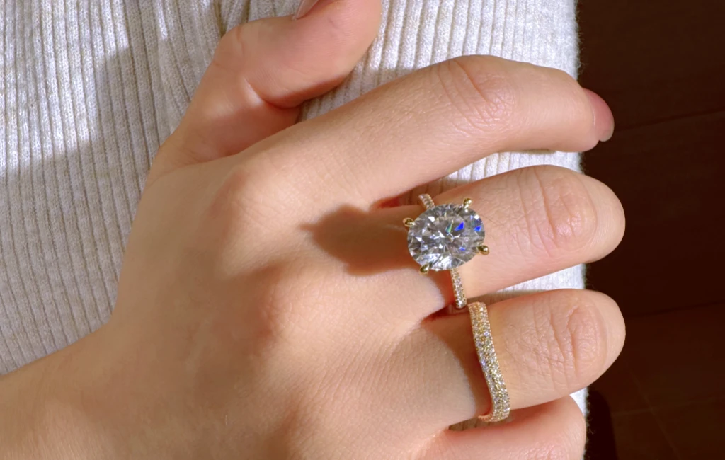 From Pumpkin Spice to Sparkle: Styling Moissanite Jewelry With Cozy Autumn Fashion